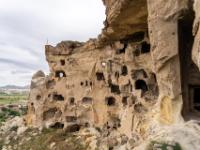 In der durchlöcherten Burgberg Felswand von Çavuşin